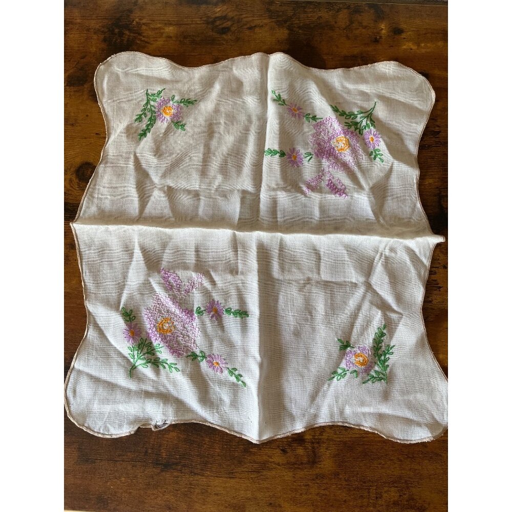 Vintage Embroidered Linen Tablecloth & Napkin Set With Floral Design & Crochet - Picture 4 of 12
